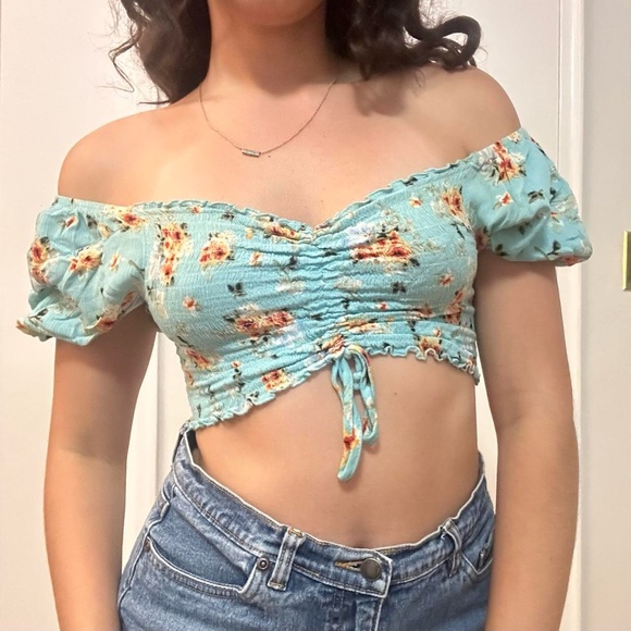 πFloral Ruched Blue Crop Top Size Small - Picture 4 of 6